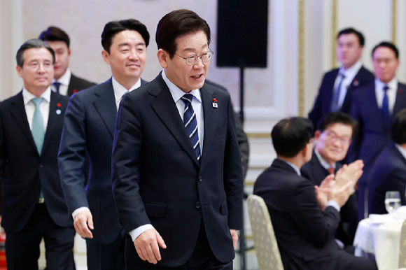 이재명 대통령이 4일 청와대 영빈관에서 열린 산업 역군 초청 오찬 행사에 입장하고 있다. [사진=대통령실통신사진기자단]