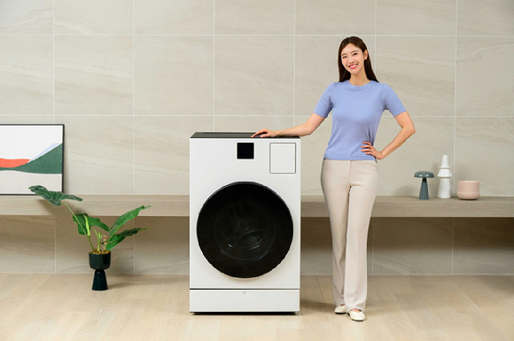 삼성전자 모델이 올인원 세탁건조기 '비스포크 AI 콤보' 신제품을 소개하고 있다. [사진=삼성전자]