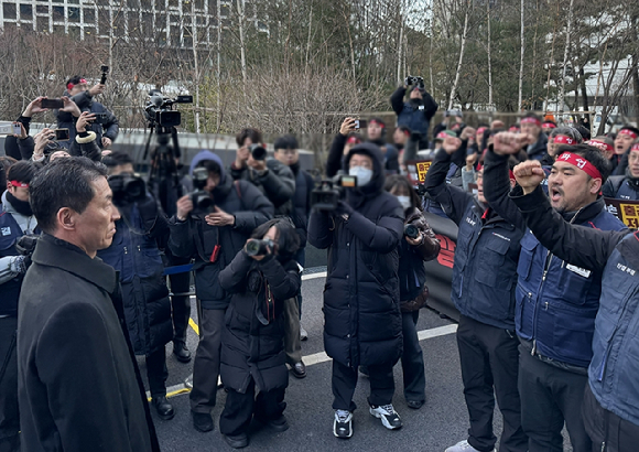장민영 IBK기업은행장(왼쪽)과 류장희 기업은행 노동조합 위원장(오른쪽)이 대치하고 있다. [사진=임우섭 기자]