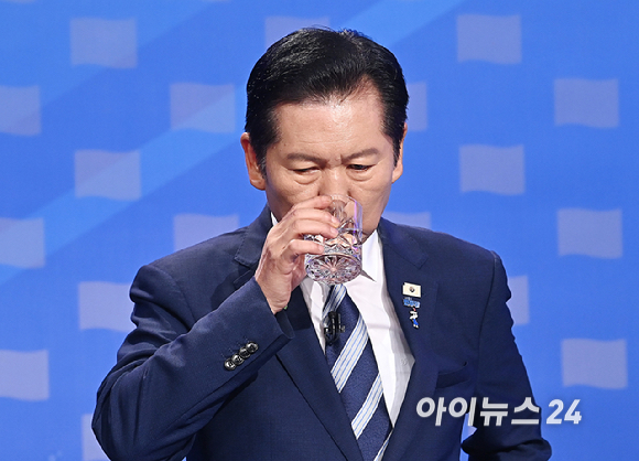 정청래 더불어민주당 당대표 후보가 12일 서울 목동 SBS에서 열린 당대표 후보자 토론회를 준비하고 있다. [사진=곽영래 기자]