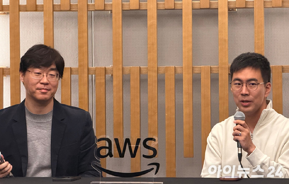 (왼쪽부터) 최영준 AWS 코리아 AI 기술 총괄과 권순일 업스테이지 CSO. [사진=최효경 기자]