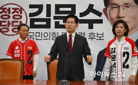 김문수 국민의힘 대선 후보가 15일 국회에서 긴급 기자회견을 열고 발언하고 있다. [사진=곽영래 기자]