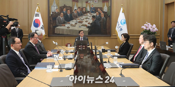 이창용 한국은행 총재가 30일 오전 서울 중구 한국은행에서 열린 금융통화위원회를 주재하고 있다. [사진=사진공동취재단]