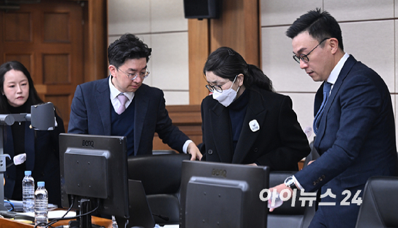 2025년 12월 3일 서울 서초구 서울중앙지방법원에서 주가조작과 통일교 청탁 등의 혐의를 받는 김건희 씨의 결심공판 진행된 가운데 김건희 씨가 법정으로 들어오고 있다. [사진=사진공동취재단]