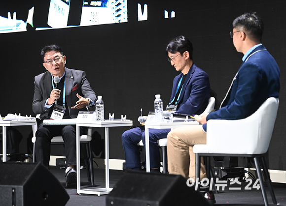 종합경제미디어 아이뉴스24의 대표 지식 컨퍼런스 '아이포럼 2026'이 22일 서울 용산구 서울드래곤시티 한라홀에서 'AI 패권 전쟁, 새로운 질서: AI 3대 강국, 대한민국의 현재와 미래'를 주제로 열린 가운데 좌장을 맡은 이동희 국민대학교 경영학부 특임교수가 조정민 SK텔레콤 AI DC통합추진단 사업담당과 류준석 네이버클라우드 각 세종 기술리더들과 'AI 데이터센터 고도화'라는 주제로 토론을 하고 있다. [사진=곽영래 기자]