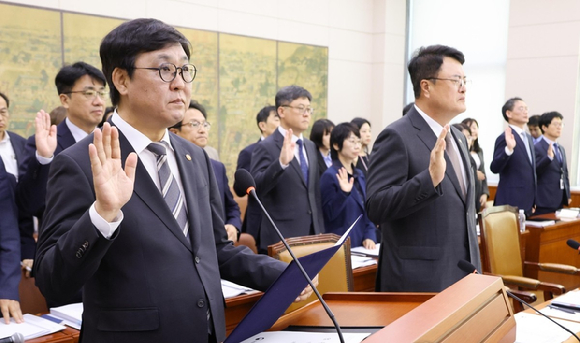 최휘영 문화체육관광부 장관이 7일 국회 문화체육관광위원회에서 열린 문화체육관광부에 대한 국정감사에서 선서하고 있다. 2026.10.7 [사진=연합뉴스]