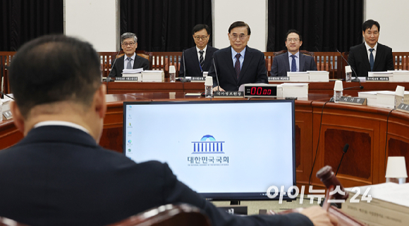 이종석 국가정보원장이 24일 서울 여의도 국회에서 국정원 2026년도 예산안 등과 관련해 열린 정보위원회 전체회의에 출석해 있다. [사진=곽영래 기자]