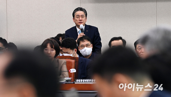 정승일 한국전력공사 사장이 23일 오전 서울 여의도 국회에서 열린 산업통상자원중소벤처기업위원회 전체회의에서 의원 질의에 답하고 있다. [사진=김성진 기자]