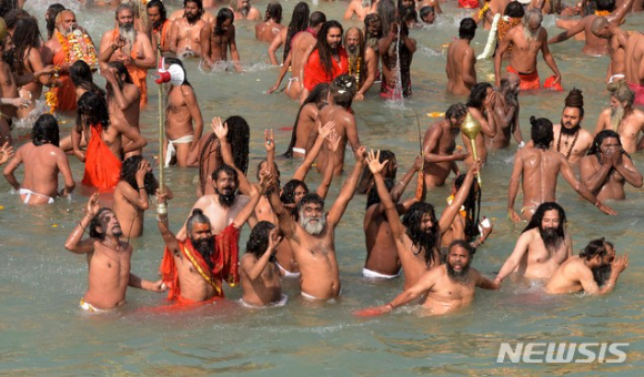 11일(현지시간) 인도 우타라칸드주 하르드와르에서 힌두교 신자들이 옷을 벗고 마하 시브라트리 축제를 기념하기 위해 갠지스강에 몸을 담그고 있다. [사진=뉴시스]