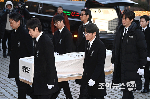 故 안성기 추모 미사&middot;영결식이 9일 오전 서울 명동성당에서 엄수됐다.배우 정우성, 이정재가 고인의 영정과 금관문화훈장을 들고 있다. [사진=곽영래 기자]