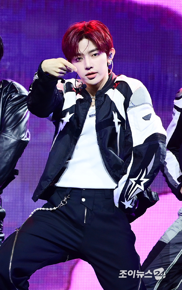 그룹 제로베이스원 장하오가 1일 오후 서울 용산구 한남 블루스퀘어에서 열린 제로베이스원(ZEROBASEONE) 정규 1집 '네버 세이 네버(NEVER SAY NEVER)' 쇼케이스에 참석해 멋진 무대를 선보이고 있다. [사진=정소희 기자]