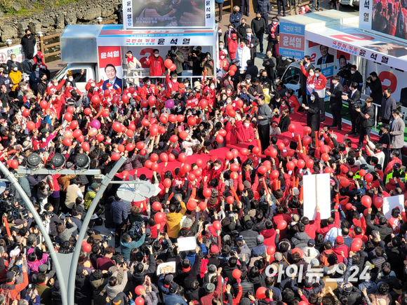 윤석열 국민의힘 대선후보가 8일 제주 일도1동 동문로터리에서 거점 유세를 벌이고 있다. [사진=정호영 기자]