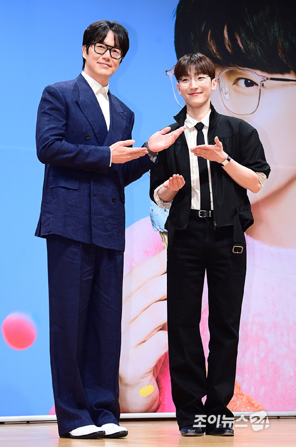 가수 성시경과 멜로망스 정동환(밴드마스터)이 27일 오전 서울 영등포구 KBS에서 열린 KBS2 뮤직 토크쇼 '더 시즌즈-성시경의 고막남친' 제작발표회에 참석하고 있다. [사진=정소희 기자]