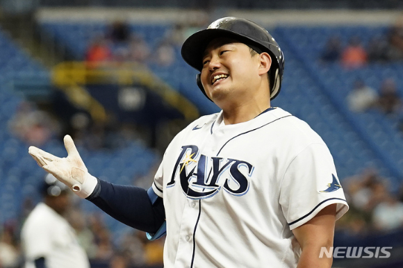 MLB 탬파베이에서 뛰고 있는 최지만이 10일(한국시간) 열린 볼티모어와 홈 경기에 선발 출전해 올 시즌 개인 첫 안타를 신고했다. [사진=뉴시스]