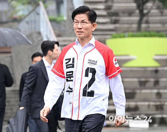 국민의힘 김문수 대선 후보가 15일 오전 서울 구로구 신도림역을 찾아 출근길 유세를 위해 역 입구로 향하고 있다. [사진=곽영래 기자]