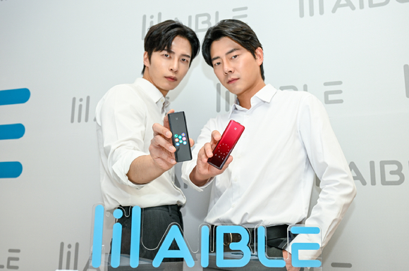 KT&G의 독자혁신 기술 전자담배 '릴 에이블'이 지난 16일 출시됐다. 사진은 지난 9일 서울 웨스틴조선호텔에서 열린 '릴 에이블' 출시 행사에서 모델들이 신제품을 소개하고 있는 모습. [사진=KT&G]