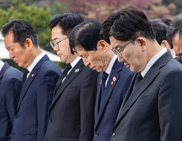 우원식 국회의장과 원내 교섭단체 대표, 국회 사무처 관계자들이 19일 오전 제65주년 4&middot;19혁명 기념일을 맞이해 서울 강북구 국립 4&middot;19민주묘지를 찾아 참배하고 있다. [사진=연합뉴스]