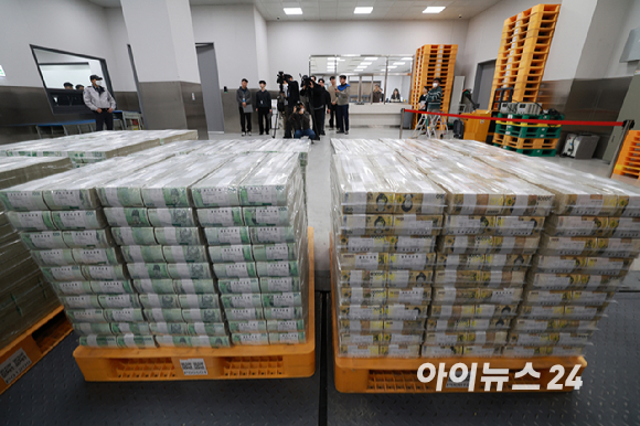 민족 대명절 설을 앞둔 11일 서울 중구 한국은행 본점에서 직원들이 시중은행으로 공급될 설 자금 방출 작업을 하고 있다. 2026.2.11 [사진=사진공동취재단]