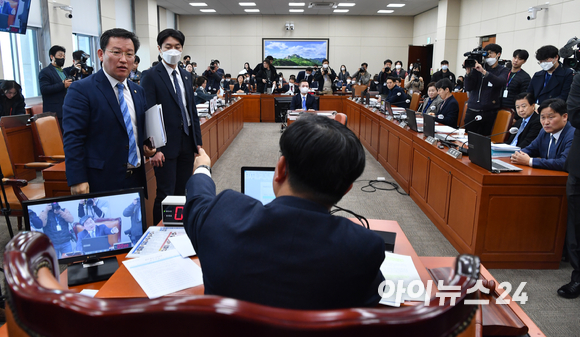 김형동 국민의힘 의원이 21일 오전 서울 여의도 국회에서 열린 환경노동위원회 전체회의에서 '노란봉투법'으로 불리는 노동조합법 2·3조 개정안이 상정되자 전해철 위원장에게 항의하고 있다. [사진=김성진 기자]