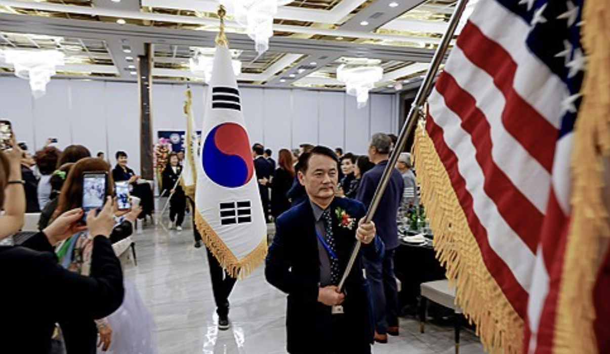 9일 미국 조지아주 덜루스에서 열린 미주한인회총연합회 행사 시작에 앞서 깃발 행렬이 진행되고 있다. 2026.1.9 [사진=EPA/연합뉴스]
