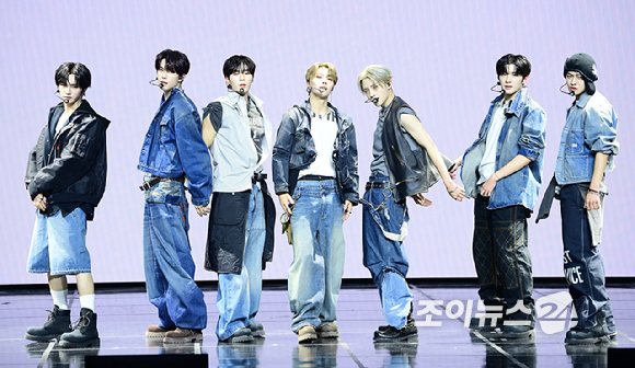 그룹 알파드라이브원이 12일 오후 서울 용산구 블루스퀘어 SOL트래블홀에서 열린 알파드라이브원(ALPHA DRIVE ONE) 첫 번째 데뷔 미니 1집 'EUPHORIA'(유포리아) 발매 기념 쇼케이스에서 타이틀곡 '프릭 알람' 무대를 선보이고 있다. [사진=정소희 기자]