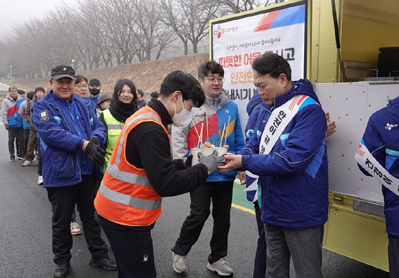 윤재승 CJ대한통운 오네(O-NE)본부장이 경기도 포천시 소재 서브터미널을 찾아 현장 근로자들에게 따뜻한 어묵을 나눠주고 있다. [사진=CJ대한통운]