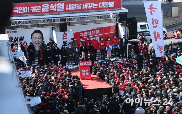 윤석열 국민의힘 대선 후보가 24일 오후 경기도 수원시 팔달문에서 열린 "국민과 원팀" 경기도 수원 집중유세에서 발언을 하고 있다. [사진=김성진 기자]