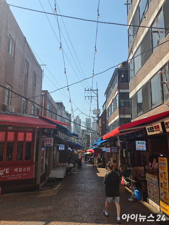 서울 강남구 영동전통시장의 한 떡집 앞에 온누리상품권 관련 안내 문구가 붙어 있다. [사진=황세웅 기자]