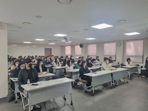 시흥시 직원들이 13일 시흥ABC행복학습타운에서 효과적인 시정 홍보 역량 강화 교육을 받고 있다. [사진=시흥시]