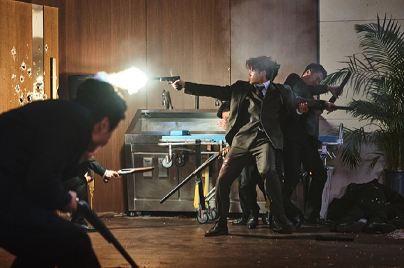 '귀공자' 김선호가 압도적인 총격 액션을 보여주고 있다. [사진=NEW]