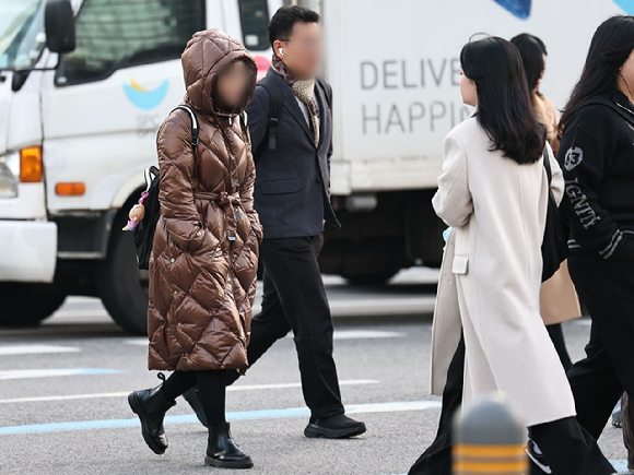 추운 날씨 속 서울 종로구 광화문 세종대로사거리에서 출근길 시민들이 발걸음을 옮기고 있다. [사진=연합뉴스]