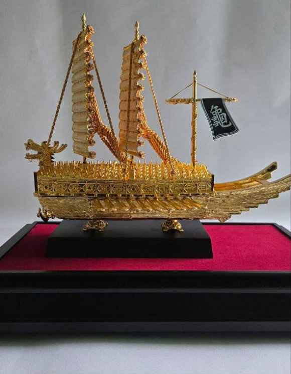 이재명 대통령이 필리핀 마르코스 대통령에게 한국 공준 조종사가 착용하는 항공 점퍼를 선물로 준비했다. [사진=청와대]