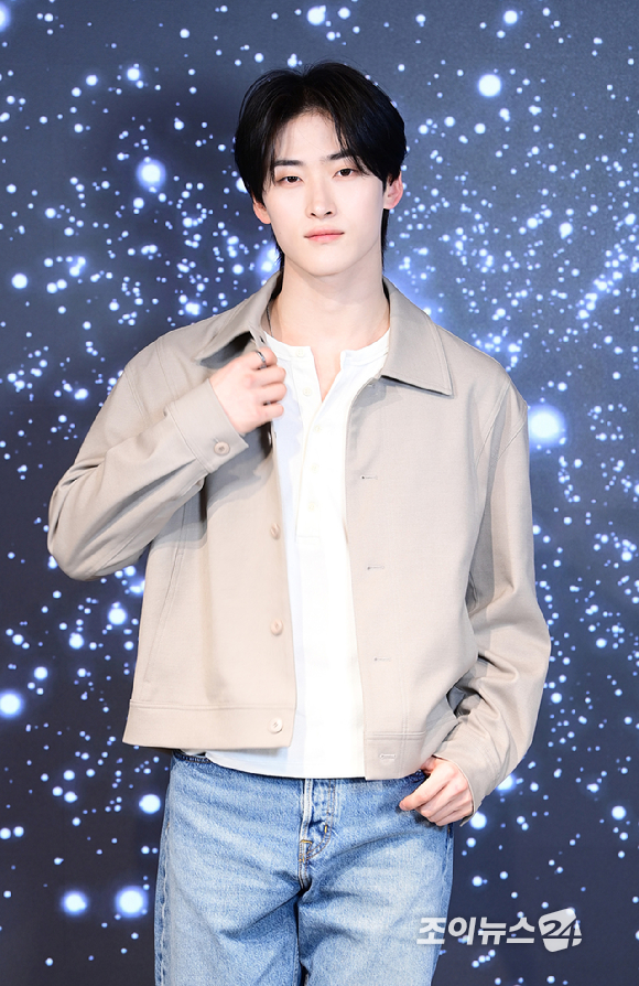 그룹 올아워즈(ALL(H)OURS)가 서울 성동구 성수동에 위치한 케이팝 체험 아카데미 케이팝아케이드에서 진행된 조이뉴스24와의 인터뷰에 앞서 포즈를 취하고 있다. [사진=정소희 기자]