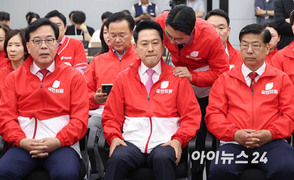장동혁 국민의힘 대표가 3일 오후 서울 여의도 중앙당사에서 6&middot;3 지방선거와 재보궐선거 출구조사 결과 방송을 보며 박준태 비서실장의 보고를 받고 있다.2026.06.03. [사진=국회사진취재단]