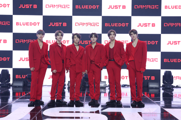 그룹 저스트비(임지민, 이건우, 배인, JM, 전도염, 김상우)가 30일 첫번째 미니앨범 'JUST BURN'(저스트 번) 발매 기념 온라인 쇼케이스에서 포즈를 취하고 있다. [사진=블루닷엔터테인먼트]
