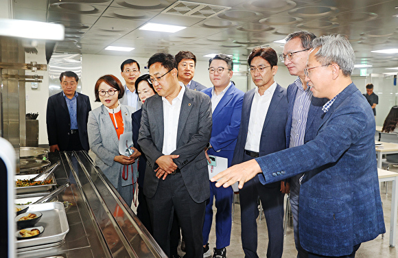 12일 대구시의회 문화복지위 소속 시의원들이 행복기숙사 급식 현장을 둘러보고 있다. [사진=대구시의회]