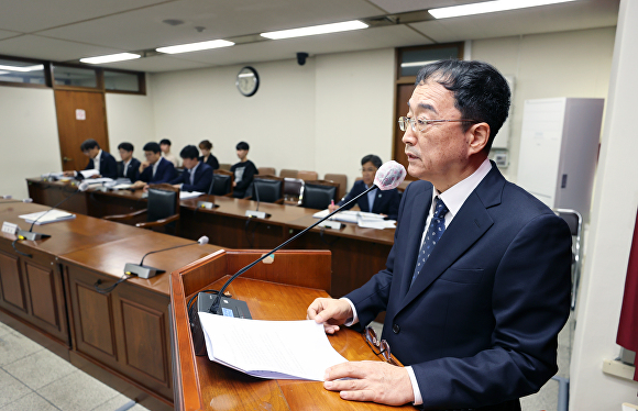 김창순 충북신용보증재단 이사장 후보자가 17일 충북도의회 인사청문회에서 발언하고 있다. [사진=충북도의회]