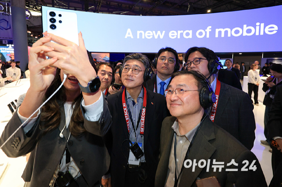 노태문 삼성전자 대표이사 사장(DX부문장)과 정재헌 SK텔레콤 사장이 2일(현지시간) 스페인 바르셀로나 피라 그란 비아 전시장에서 열린 '모바일 월드 콩그레스(MWC)2026' 삼성전자 부스에서 갤럭시S26 울트라로 사진촬영 하고 있다. 2026.03.02 [사진=바르셀로나=사진공동취재단]