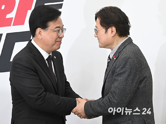 송언석 국민의힘 원내대표가 22일 서울 여의도 국회에서 홍익표 청와대 정무수석을 접견하고 있다. [사진=곽영래 기자]