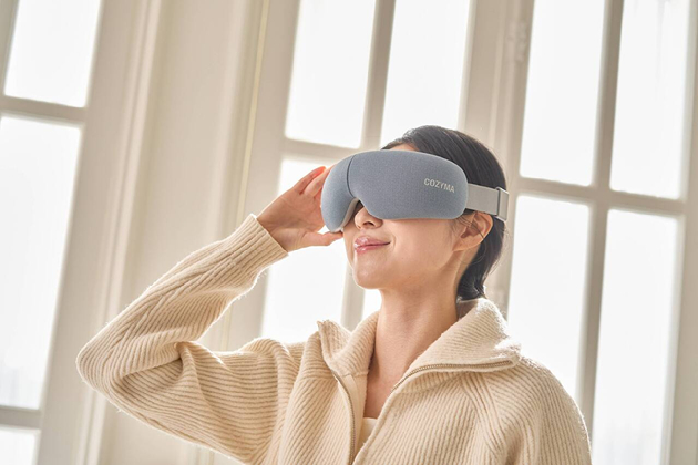 코지마는 냉&middot;온열 눈 마사지기 '아이오맥스'를 네이버 플러스 스토어에서 단독 출시했다. [사진=코지마]