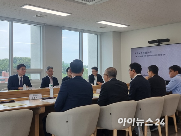 15일 오후 서울 서초 서울AI허브에서 열린 국가AI연구거점 간담회 참석자들이 기념 촬영하고 있다. [사진=윤소진 기자]