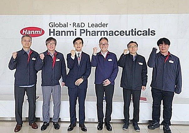 1일 한미약품 황상연 신임 대표(왼쪽 세 번째)가 평택 바이오플랜트를 방문해 바이오 의약품 생산 현장을 살피고,임직원들과 기념사진을 촬영하고 있다. [사진=한미그룹 제공]