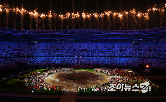 '2020 도쿄올림픽'이 17일간의 열전을 마무리하고 8일 오후 일본 도쿄 올림픽스타디움(국립경기장)에서 폐회식을 개최했다. 폐회식 시작을 알리는 불꽃이 밤하늘을 수 놓고 있다.