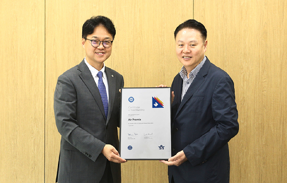 6월19일 오후 서울 강서구에 위치한 에어프레미아 대회의실에서 유명섭(사진 오른측) 에어프레미아 대표와 김백재(사진 왼쪽) IATA 한국지사장이 정회원 자격 인증서를 들고 기념촬영을 하고 있다. [사진=에어프레미아]