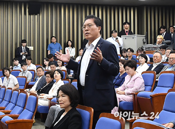 송석준 국민의힘 의원이 17일 서울 여의도 국회에서 열린 의원총회에서 공개 발언 요청을 하고 있다. [사진=곽영래 기자]