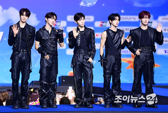 그룹 앤더블(AND2BLE)이 9일 오후 경기도 일산 킨텍스에서 열린 2026 SBS 가요대전 Summer 블루카펫 행사에 참석하고 있다. [사진=정소희 기자]