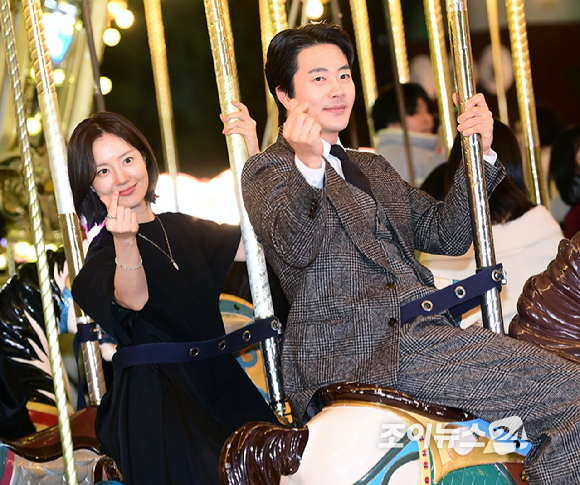 배우 문채원과 권상우가 8일 오후 서울 송파구 롯데월드 어드벤처에서 열린 영화 '하트맨' 돌아오는 거야, 다시 롯데월드에서! 이벤트 행사에 참석하고 있다. [사진=정소희 기자]