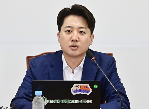 이준석 개혁신당 대표가 지난달 26일 오전 서울 여의도 국회에서 열린 최고위원회의에서 발언하고 있다.