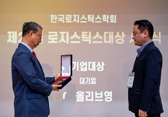 지난달 30일 제주대학교에서 열린 제28회 한국로지스틱스대상 시상식에서 서정주 CJ올리브영 SCM센터장(오른쪽)이 수상하고 있다. [사진=CJ올리브영]