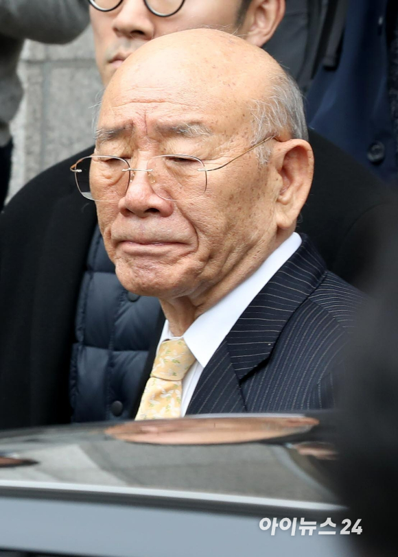 5&middot;18 광주민주화운동과 관련해 사자 명예훼손 혐의로 기소된 전두환 씨가 11일 오후 광주지방법원에서 열리는 재판에 피고인 신분으로 출석하고 있다. [사진=아이뉴스24 포토DB]